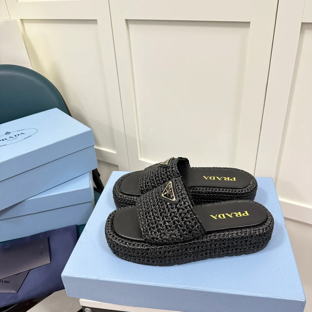 👟👟Ex-factory price 420👟👟 Prada’s new woven shoes and straw slippers! This year's popular straw series, lazy people's must-have slippers, look so good on your feet! ●Material: original uniform grass weave ●Inner padding: sheepskin lining ●Outsole: rubber outsole ●Number of yards: 35～40 (40 41 customized)